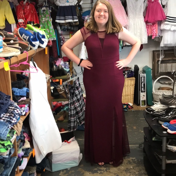 formal dress has slits in bottom all around - Picture 2 of 7